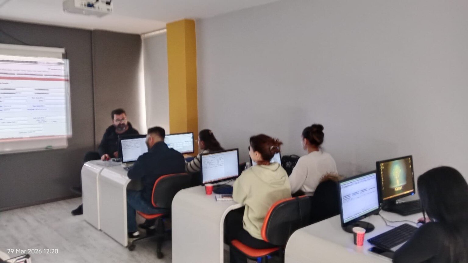 Battal Kılıçaslan bilgisayar laboratuvarında uygulamalı eğitim verirken