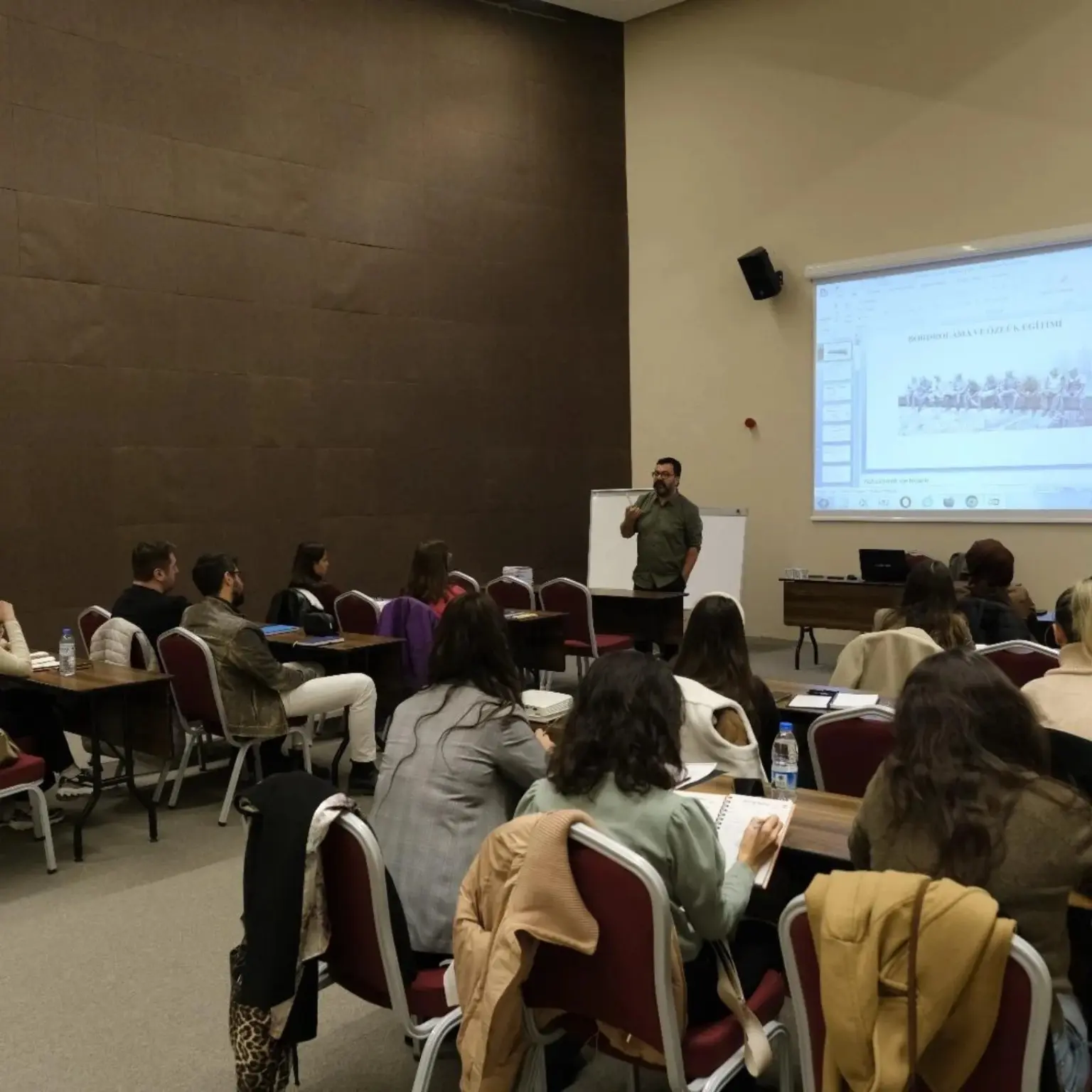 Battal Kılıçaslan katılımcılarla kurumsal eğitim sınıfında