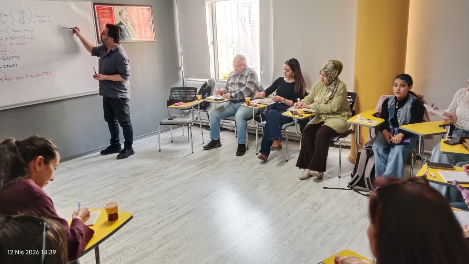 Battal Kılıçaslan tahta üzerinde uygulamalı eğitim verirken